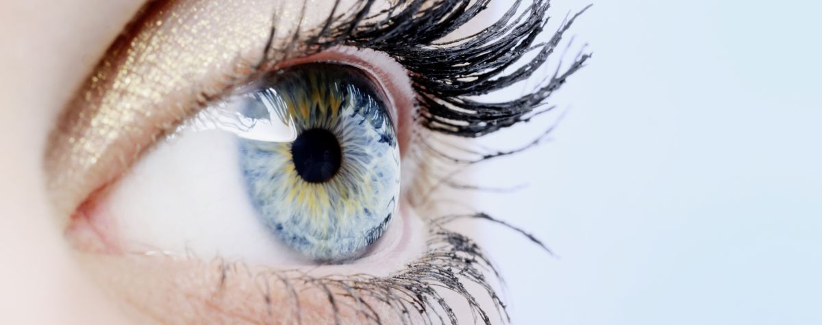 Psychotherapie-Methode EMDR Augenbewegungen: Das Bild zeigt das mit schwarzer Mascara und goldenem Lidschatten geschminkte linke Auge einer Frau.