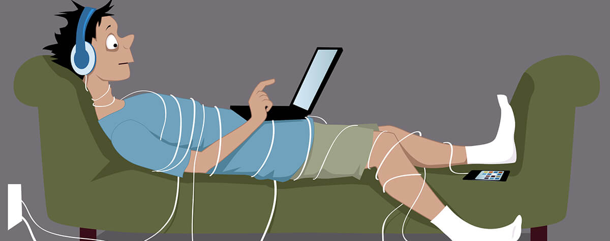 Ein Bild im Cartoon-Stil, wo ein Jugendlicher mit Kopfhörern und einem Laptop auf dem Schoß auf dem Sofa liegt und in weißen Kabeln verwickelt ist. Auf dem Sofa liegt ebenso ein angeschlossenen Smartphone.