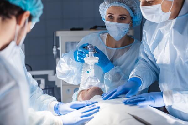 Ärztin, beatmet Patienten während einer Anästhese