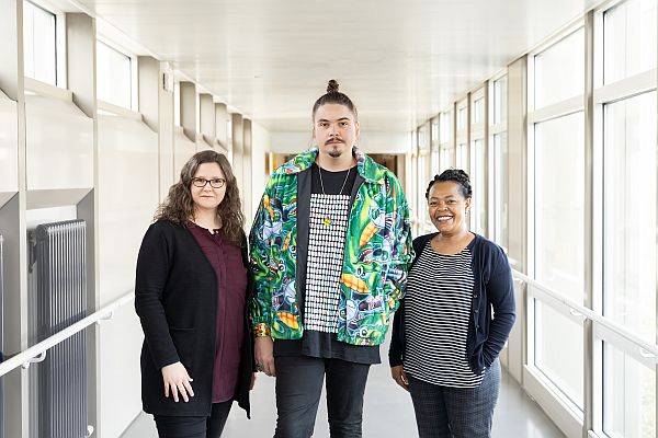 Gruppenporträt: 3 Mitarbeiter*innen des Teams der transkulturelle Psychiatrie