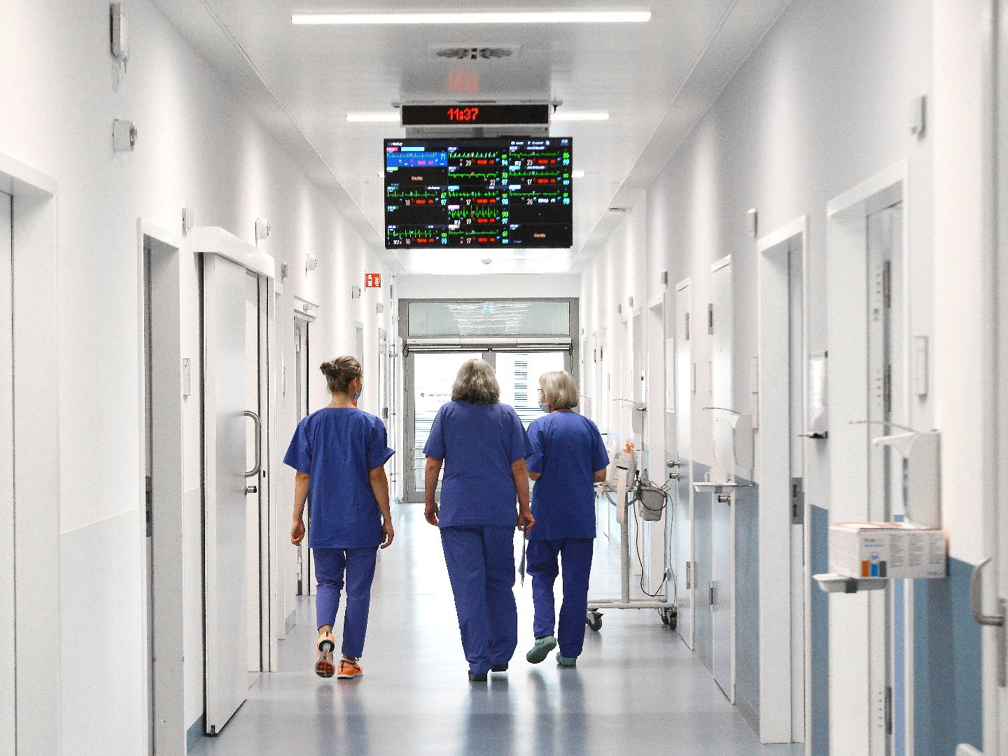 Flur der neuen Intensivstation mit 3 Intensivpflegerinnen am Humboldt-Krankenhaus