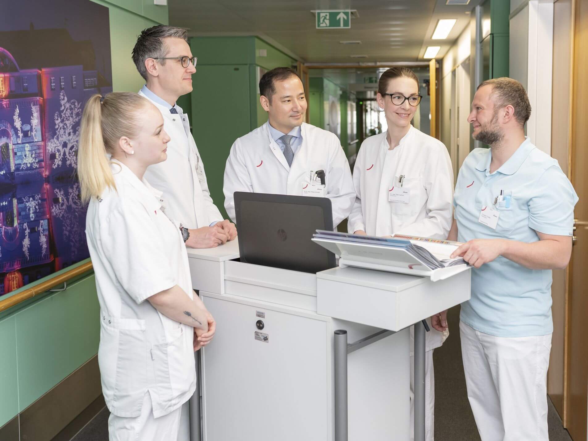 Team der Orthopädie während der Visite im Flur des Klinikum Spandau