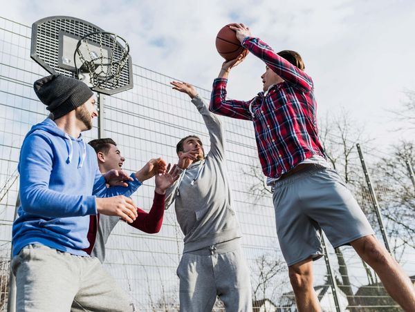 junge Männer beim Basketball spielen