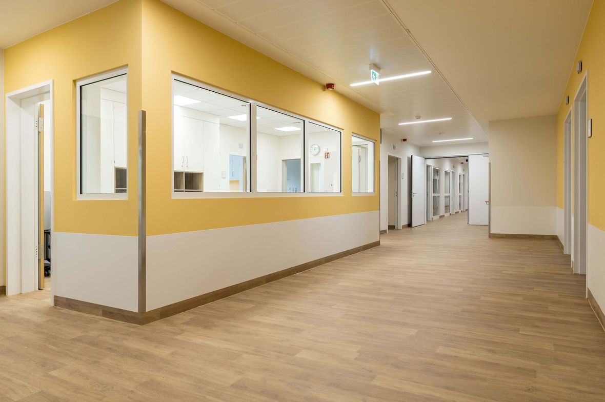 Gang und Aufnahmebereich der Klinik für Hämatologie, Onkologie und Palliativmdizin im neuen Modulbau am Klinikum Neukölln