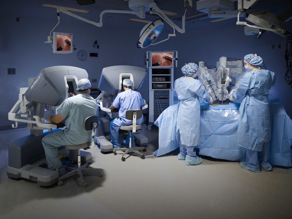 Team aus 4 Ärzten & Pflegerinnen bei einer Prostata-OP mit DaVinci-Roboter