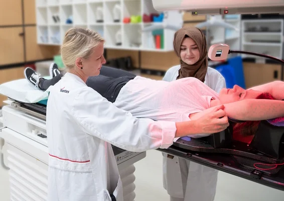 Zwei Radiologieassitent*innen unterstützen bei der Strahlentherapie