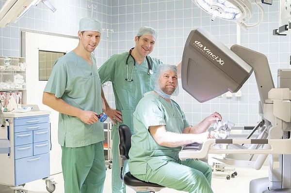 3 Chirurgen der Koloproktologie am Da-Vinci-Roboter