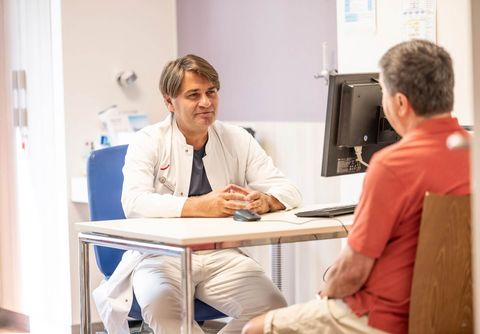 Patientin der Komfortstation im Gespräch mit einem Chefarzt (Foto: Kevin Kuka)