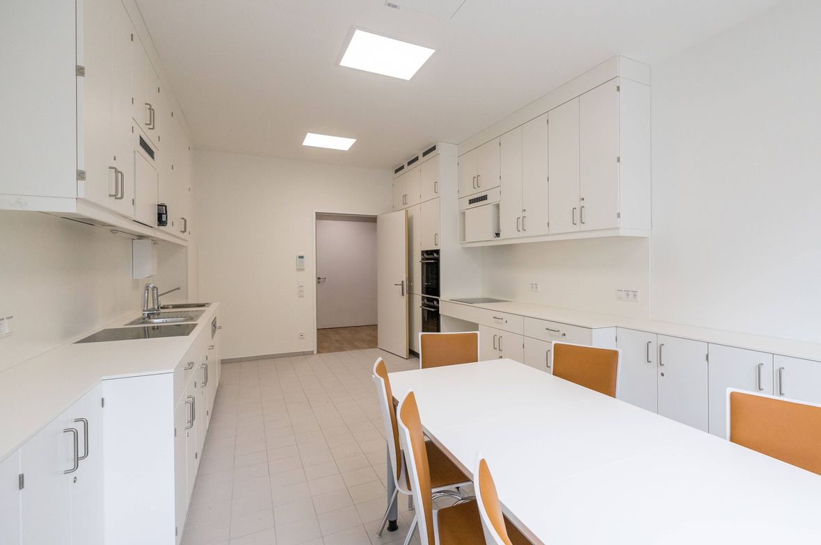 weiße Küche im neuen Modulbau am Klinikum Neukölln