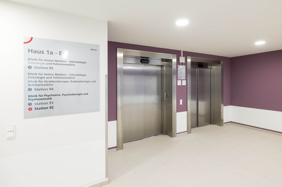 Aufzüge im Foyer des Neubaus am Klinikum Neukölln