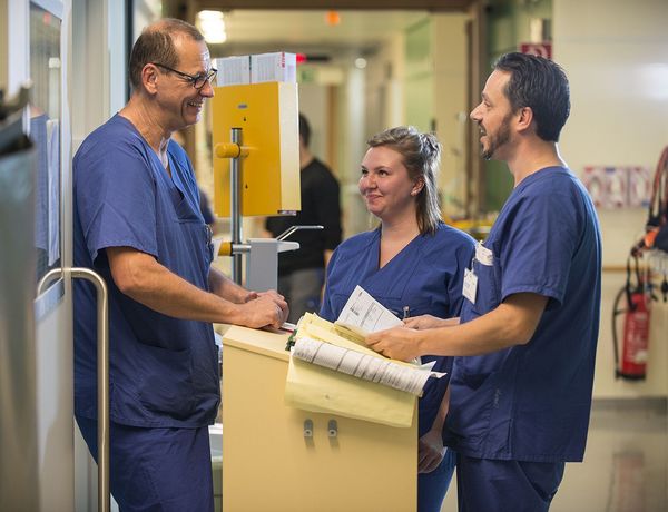 drei Pflegekräfte im Klinikum Berlin-Spandau besprechen einen Pflegeprozess