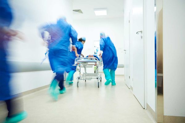 Ärzte laufen zu einer Operation