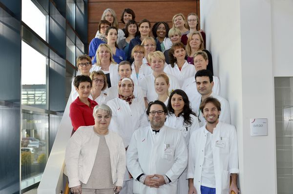 Ärzte und Pflegeteam des Humboldt-Klinikum im Treppenaufgang der Geburtsmedizin