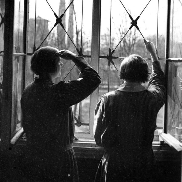 Patienten vor vergittertem Fenster der Karl-Boenhoeffer-Nervenklinik