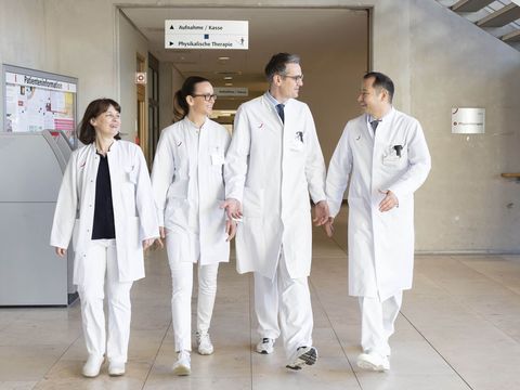 vier Chefärzte der Orthopädie im Gang des Klinikum Spandau