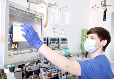 Pflege im Krankenhaus Neukölln: Das Bild zeigt eine Pflegefachkraft im Operationssaal.