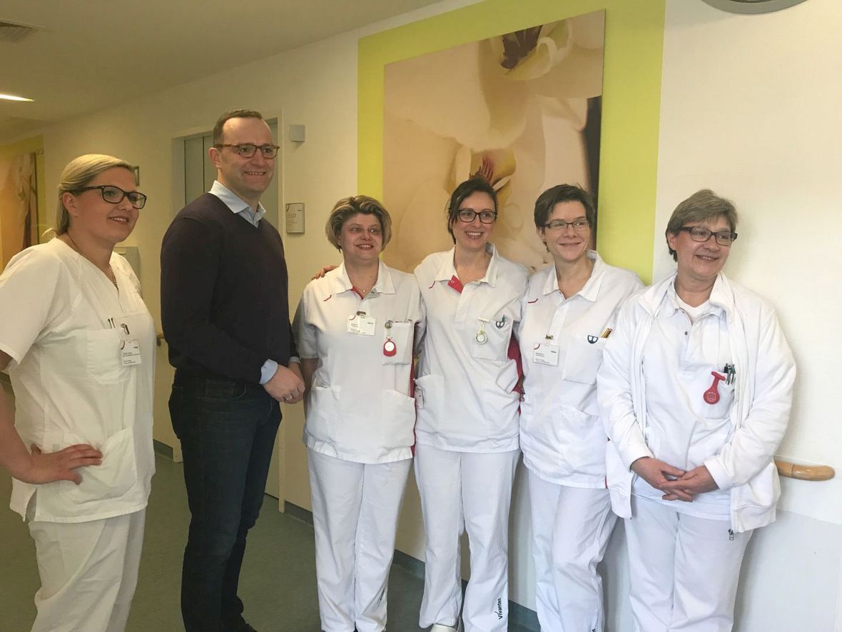 Pflege im Krankenhaus in Berlin-Schöneberg: Bundesgesundheitsminister Jens Spahn posiert mit fünf weiblichen Pflegekräften für ein Gruppenfoto während eines Fototermins.