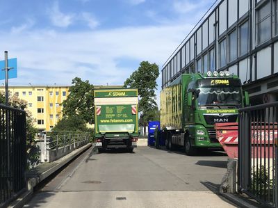 Transportfahrzeuge für den Umzug der Apotheke auf dem Gelände des Neuköllner Krankenhauses