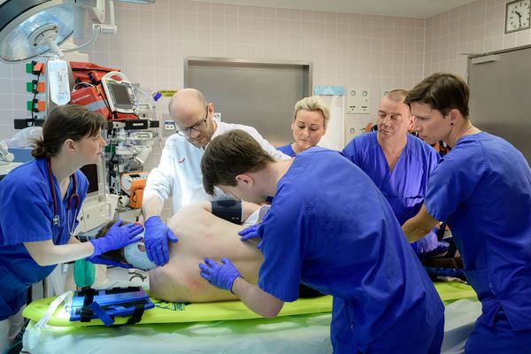 Team aus Rettungsstelle und Unfallchirurgie bei der Notfallversorgung eines Patienten