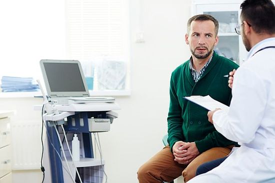 Patient spricht mit Arzt zu einer viszeralchirurgischen Operation
