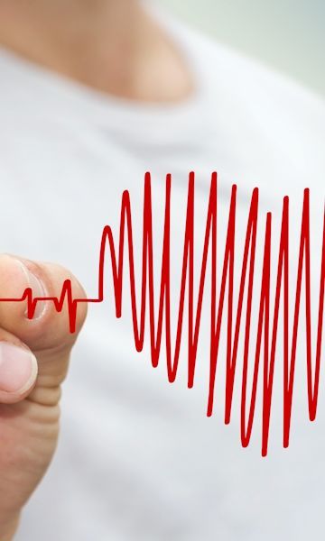 Mann malt ein Herz im EKG-Stil
