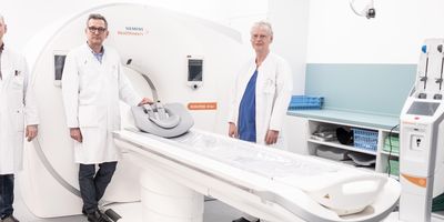 Chefarzt Prof. Dr. Thomas Albrecht und Kollegen im neuen CT-Zentrum des Vivantes Klinikum Neukölln