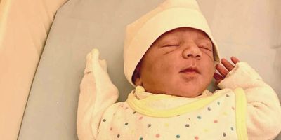 Neujahrsbaby Miran nach der Geburt im Vivantes Klinikum im Friedrichshain