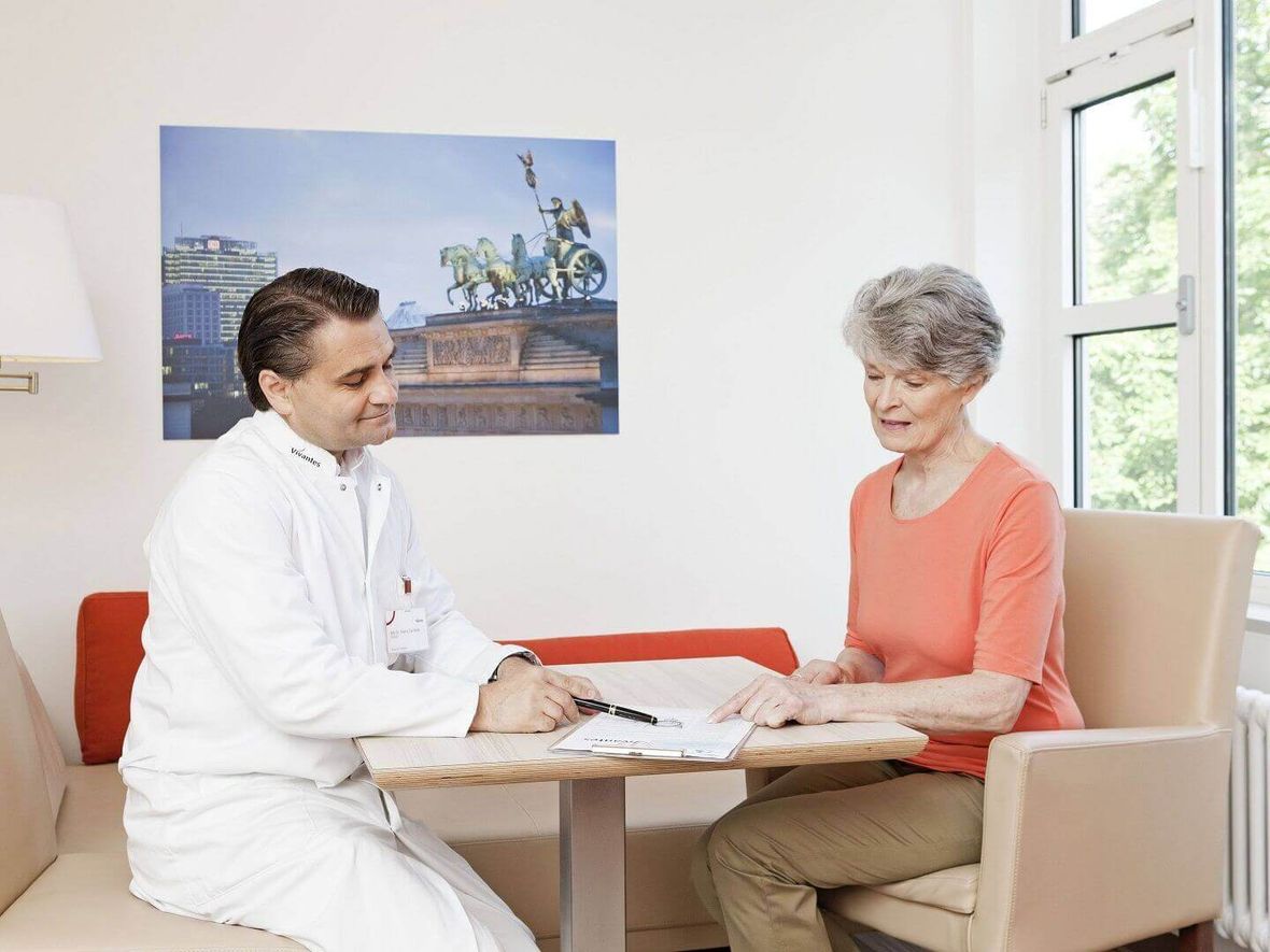 Patientin der Komfortstation im Gespräch mit einem Chefarzt