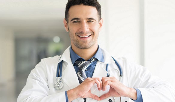 Vivantes Arzt zeigt Herz-Symbol in die Kamera 