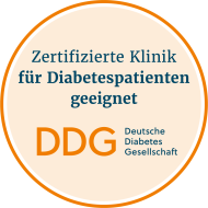 rundes orangenes Siegel mit Text in der Mitte, der die Klinik für Diabetespatient*innen zertifiziert
